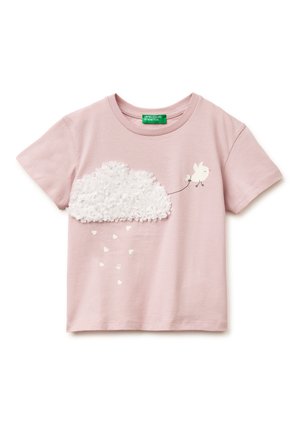 T-shirt enfant rose clair avec un nuage blanc texturé et un petit oiseau tenant sa ficelle, des cœurs tombant sous le nuage.