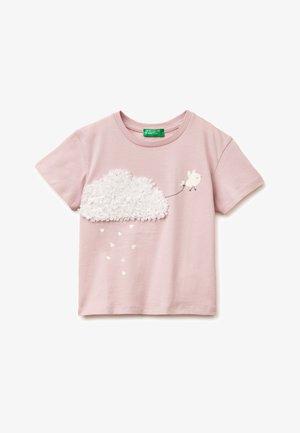 Lichtroze kindert-shirt met een getextureerde witte wolk en een klein vogeltje dat het touw vasthoudt, harten vallen onder de wolk.