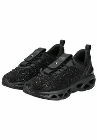 Zapatillas negras con una parte superior texturizada y acentos brillantes, cierre de cordones y suela acolchada con recortes para mayor transpirabilidad.
