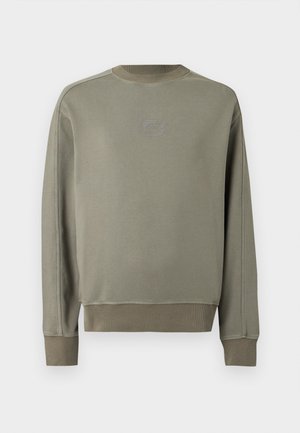 Ελιά πράσινο μακρυμάνικο πουλόβερ με ριμπ μανσέτες και τελείωμα, λαιμόκοψη τύπου crew και μικρό κεντρικό λογότυπο στο στήθος.