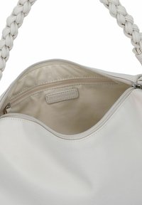 Sac à main en cuir blanc doux avec une anse tressée, fermeture éclair et poche intérieure avec une étiquette de marque. Texture lisse et mate sur toute la surface.