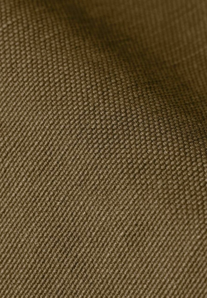 Tissu en coton marron avec un tissage texturé, affichant un motif à côtes subtil. La surface est lisse avec une légère brillance.