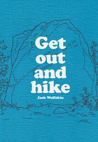 Blauwe stoffen achtergrond met een zwarte omtrek van een rots en spaarzame begroeiing. De tekst luidt "Ga naar buiten en wandel" en "Jack Wolfskin."