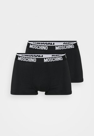 Boxer-briefs en coton noir avec une ceinture élastique blanche portant le logo "MOSCHINO", présentés dans un paquet de deux. Texture lisse, design ajusté.