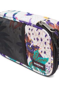 Kolorowe etui na przybory Eastpak wykonane z trwałego materiału, zdobione kwiatowymi wzorami z fioletowymi, zielonymi i żółtymi akcentami; zamknięcie na zamek błyskawiczny i siateczkowa sekcja.