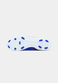 Εξωτερική σόλα παπουτσιού με λευκή βάση, μπλε ελαστικά καρφιά, υφή με μοτίβο και κομψό σχέδιο σε αποχρώσεις του μπλε και ροζ.