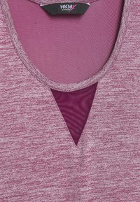 Sportovní tričko s krátkými rukávy bordó barvy, kulatým výstřihem a V-tvarovaným výřezem jako doplňkem. Vyrobené z texturované, hladké látky.