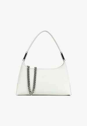 Sac à main en cuir blanc à la forme incurvée, à la texture lisse, et doté d'une bandoulière chaîne argentée amovible. Présente un marquage minimaliste sur le devant.