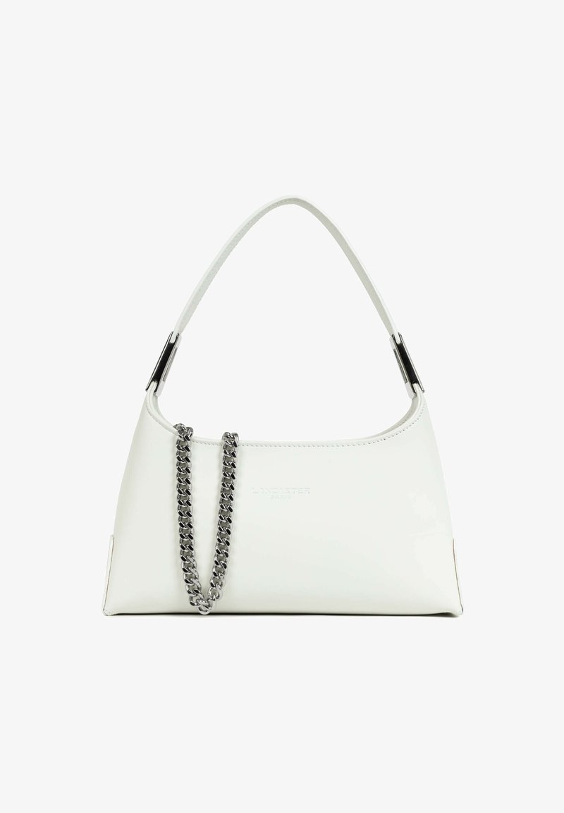 Weiße Lederhandtasche mit geschwungener Form, glatter Textur und abnehmbarem silbernen Kettenriemen. Auf der Vorderseite mit minimalem Branding versehen.