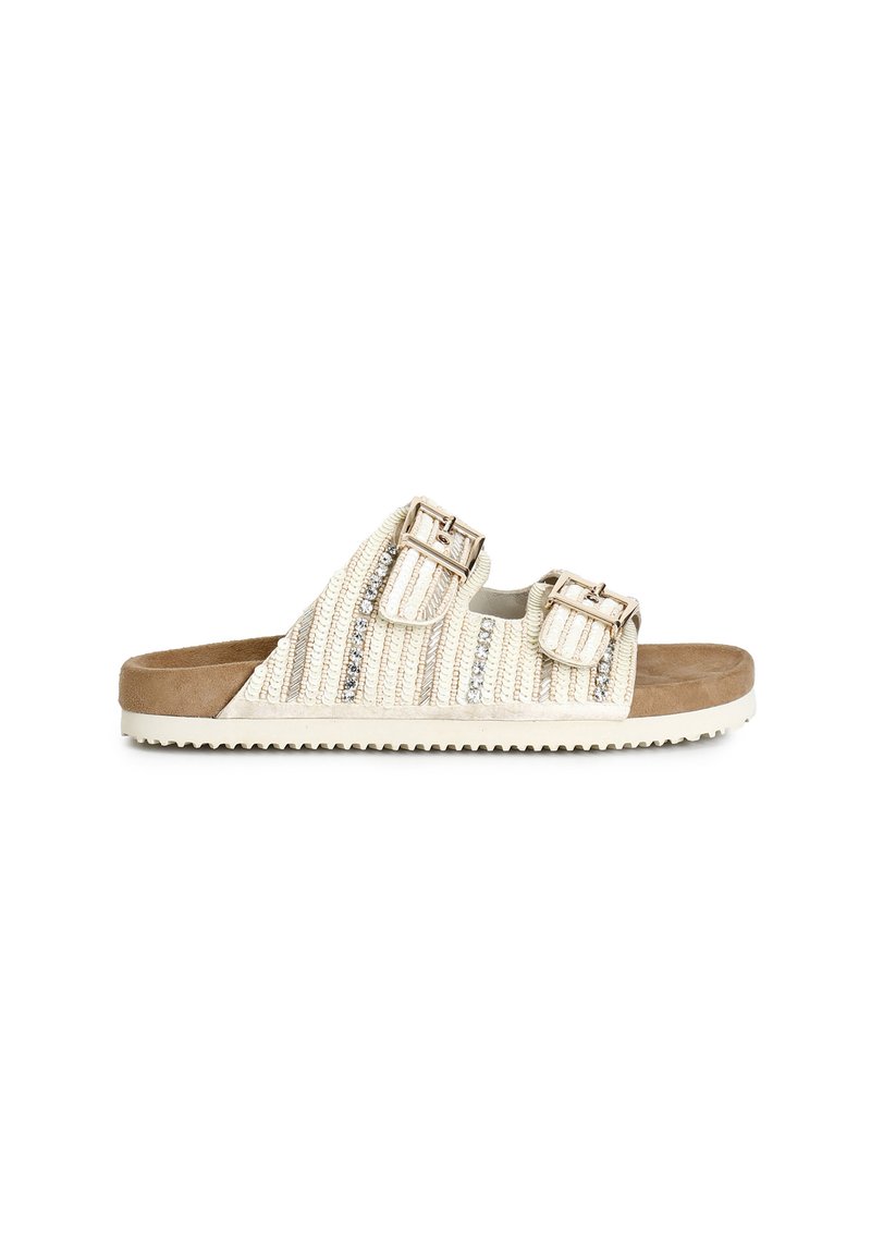 Beige instapsandal met dubbele metalen gespen, gestructureerd bandontwerp en een gevoerd bruine voetbed. Beschikt over een rubberen loopzool voor grip.