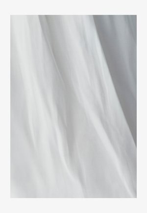 Weißer Stoff mit glatter Textur, der sanft fällt. Licht reflektiert sanft und hebt subtile Falten und eine gelassene Erscheinung hervor.