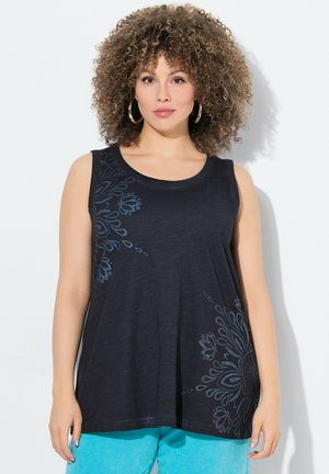 Canotta nera con una vestibilità comoda, caratterizzata da motivi floreali blu su un lato. Realizzata in materiale morbido e leggero con scollatura tonda.
