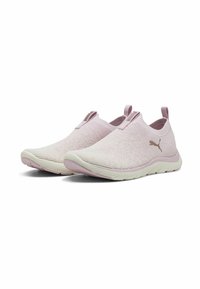 Baskets de sport légères en rose clair, avec un dessus en maille respirante, une semelle blanche contrastante et un logo discret sur le côté.