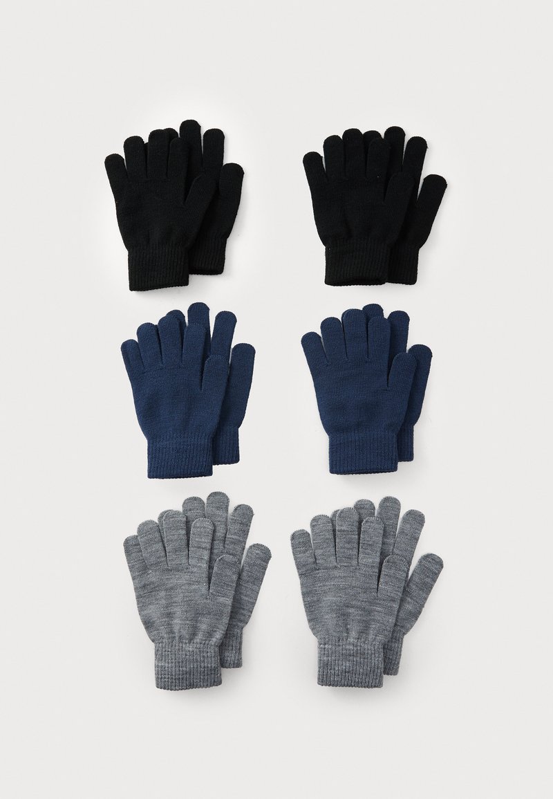 Quattro paia di guanti lavorati a maglia: due neri, uno blu navy e uno grigio. Ogni paio presenta un polsino a coste e un design standard a cinque dita.