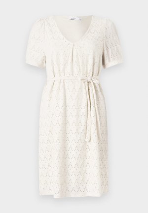 Vestido blanco de manga corta con escote en V, que presenta un patrón de ojetes en forma de diamante y un cinturón atado en la cintura para un ajuste entallado. Textura suave y tejido ligero.