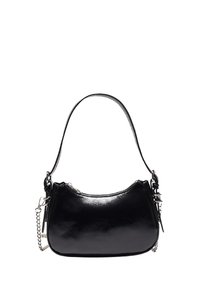 Borsa a spalla in pelle nera, di forma curva, con una texture lucida, chiusura a zip e una tracolla a catena removibile. Presenta accenti hardware minimi.