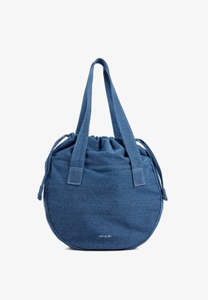 Denim taška na šňůrku ve středně modré barvě. Kulatý tvar s dvěma pevnými uchy a našitým vrškem. Diskrétní logo na spodní straně. Měkká textura.