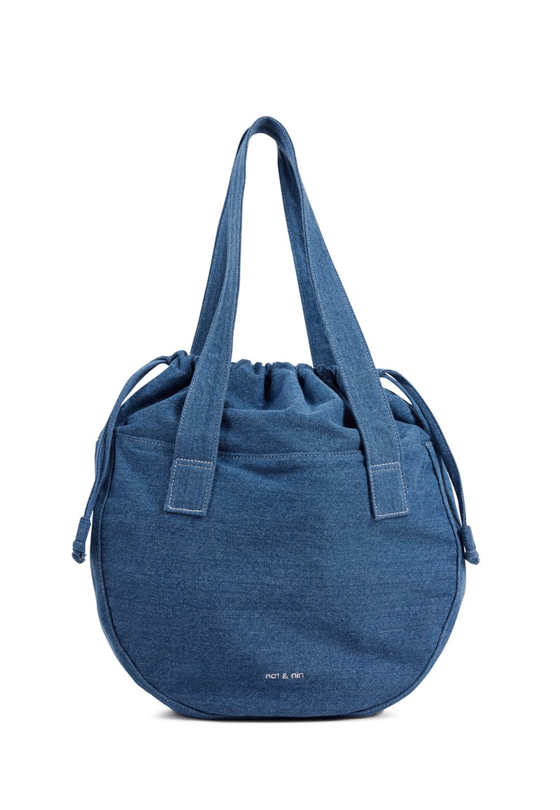 Denim trekzak in medium blauw. Ronde vorm met twee stevige handvatten en een gathered bovenkant. Subtiel logo aan de onderkant. Zachte textuur.