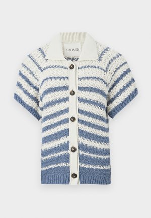 Rövid ujjú kötött kardigán fehér és kék vízszintes csíkokkal, fehér gallérral és öt sötét gombbal az elülső részen.