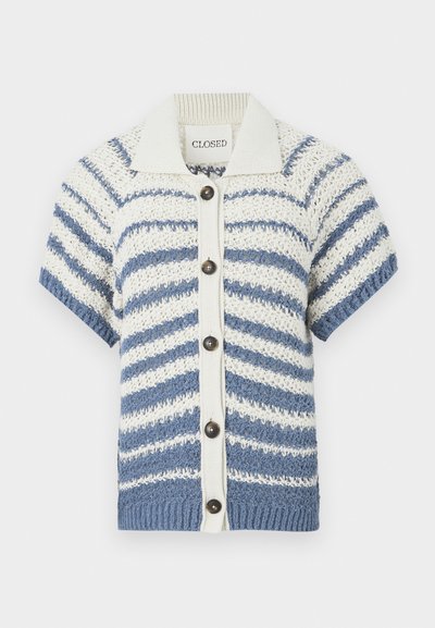 Πλεκτή ζακέτα με κοντά μανίκια, οριζόντιες λευκές και μπλε ρίγες, λευκό γιακά και πέντε σκούρα κουμπιά στο μπροστινό μέρος.