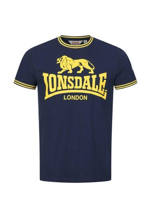 Navy blauwe T-shirt met korte mouwen, voorzien van een gele gestreepte kraag en mouwen, met een gele leeuw en de tekst "LONSDALE LONDON" op de voorkant.