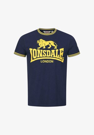Camiseta de manga corta azul marino con cuello y mangas de rayas amarillas, que presenta un león amarillo y el texto "LONSDALE LONDON" en el frente.