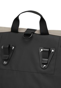 Čierna odolná taška z látky s šedým vrchom, vybavená dvoma čiernymi plastovými klipsami a očkom na pripevnenie. Obsahuje hornú rukoväť na prenášanie.