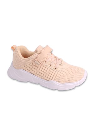 Jasnoróżowe siatkowe sneakersy z fakturowaną cholewką, z rzepem i białą podeszwą z falistym wzorem. Lekka i przewiewna konstrukcja.