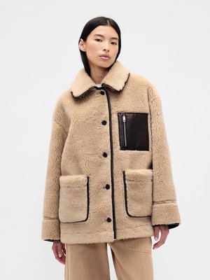 GAP � SANDY LIANG REVERSIBLE VEGAN LEATHER SHERPA JACKET - Faux leather jacket - dark brown