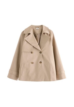 Trench coat beige doppiopetto con ampi revers, due tasche frontali e polsini con bottoni, esposto su sfondo bianco.
