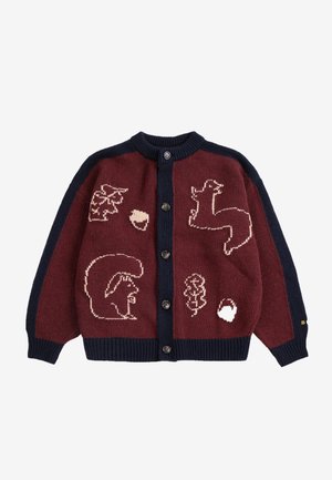 Cardigan boutonné de couleur principale rouge foncé avec des bords bleu marine, présentant des motifs d’animaux et de feuilles en contour rose clair et blanc.