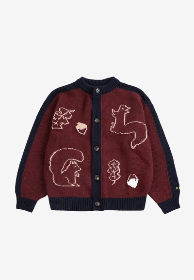 Cardigan boutonné de couleur principale rouge foncé avec des bords bleu marine, présentant des motifs d’animaux et de feuilles en contour rose clair et blanc.