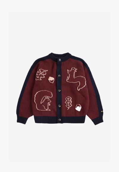 Cardigan boutonné de couleur principale rouge foncé avec des bords bleu marine, présentant des motifs d’animaux et de feuilles en contour rose clair et blanc.