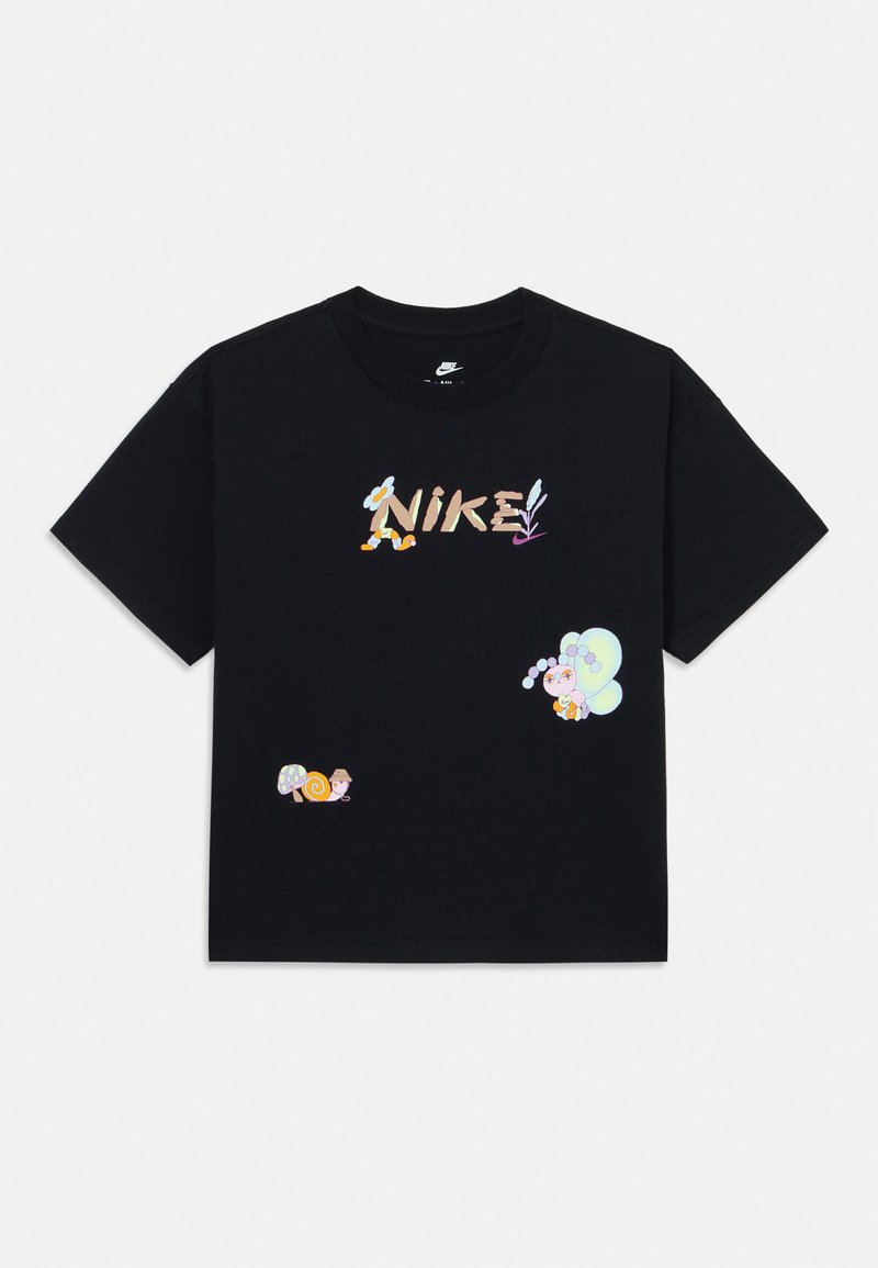 Must noirist puuvillane särk, millel on esiküljel värvikas "NIKE" logo ja animeeritud graafika, kus on välja kujutatud teod ja liblikas. Lühikesed varrukad, ümar kaelus.