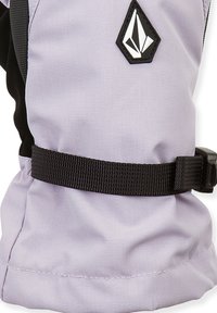 Tissu imperméable lavande avec une sangle noire réglable, présentant un patch logo noir en forme de losange. Texture lisse et coutures minimales.