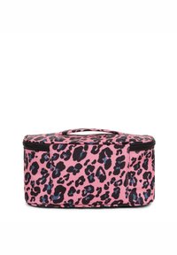 Borsa con stampa leopardata rosa, dettagli neri e macchie blu. Presenta una chiusura con zip e una maniglia superiore per un facile trasporto. Forma rettangolare.