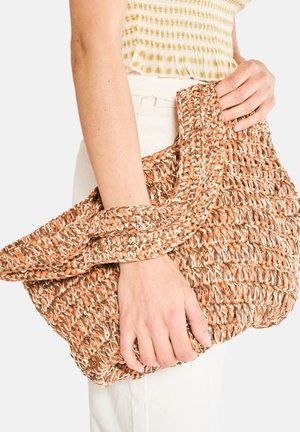 Borsa in tessuto intrecciato con manico attorcigliato, caratterizzata da una combinazione di toni arancioni e beige, un design testurizzato e una silhouette morbida.