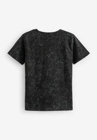Schwarzes T-Shirt mit kurzen Ärmeln und einer strukturierten, melierten Oberfläche. Rundhalsausschnitt und lockere Passform, mit dezent verblassten Mustern durchgehend.
