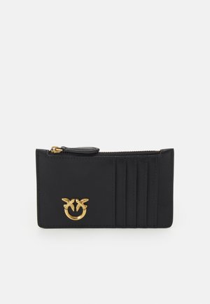 Portafoglio in pelle nera con hardware dorato, caratterizzato da un logo e numerosi slot per carte. Ha una chiusura con zip e una texture liscia.