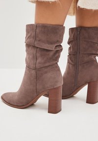 Next FOREVER COMFORTÂ® HEELED SLOUCH MIDI BOOTS - Højhælede støvler - mink brown