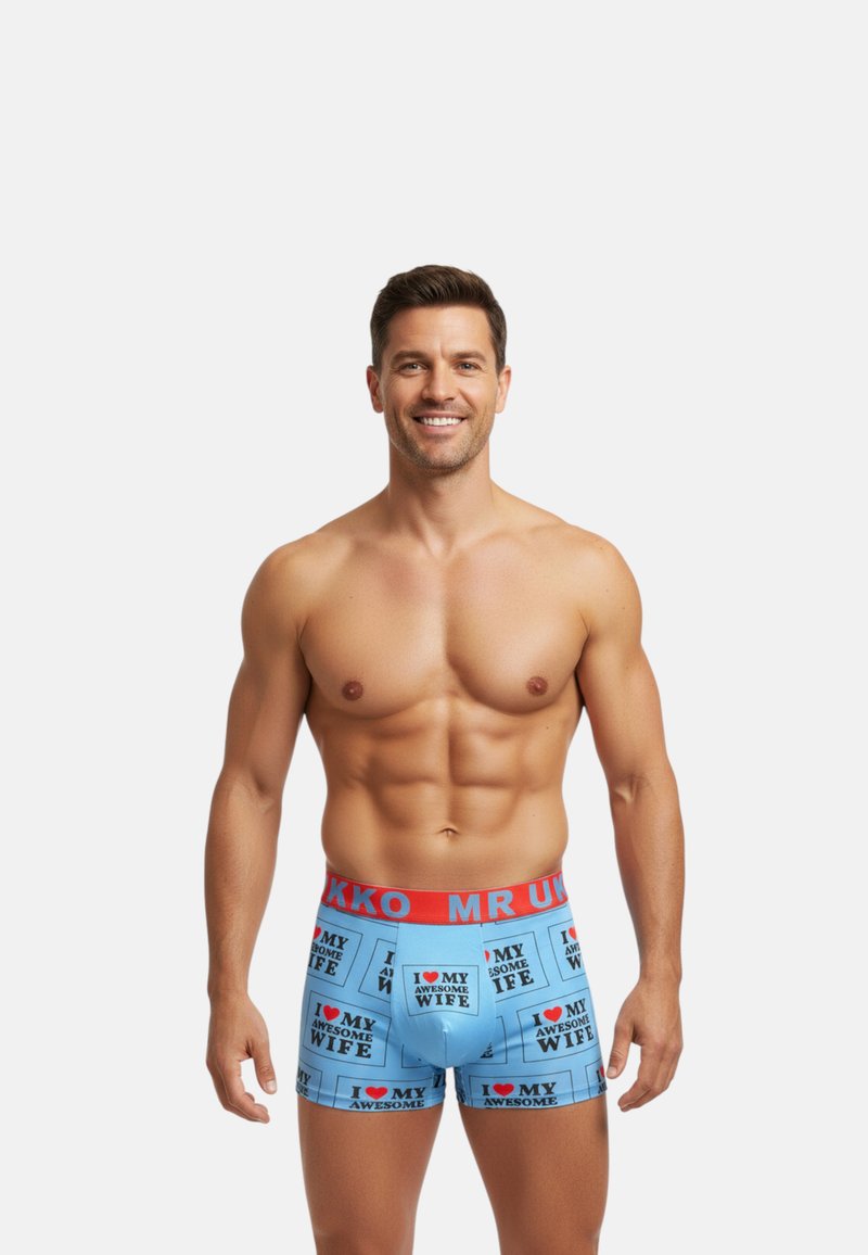 Bóxer azul con cinturilla elástica roja que presenta texto repetido: "AMO A MI ESPOSA" y "AMO A MI ESPECTACULAR ESPOSA" en varios diseños.