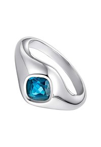 Anillo de plata con una gema azul facetada, con una banda lisa y curvada y un engaste cuadrado. Diseño decorativo y elegante.