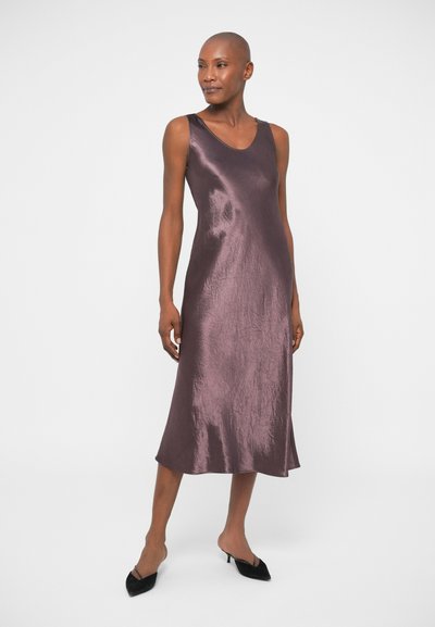 Satin, ärmelloses, pflaumenfarbenes Kleid mit ausgestelltem Saum. Die glatte Textur und das minimalistische Design verstärken die elegante Silhouette.