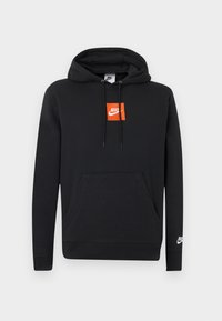 Μαύρο φούτερ Nike με μπροστινή τσέπη, πορτοκαλί τετράγωνο λογότυπο Nike στο στήθος, λευκό λογότυπο Nike στο αριστερό μανίκι και κουκούλα με ρυθμιζόμενο κορδόνι.