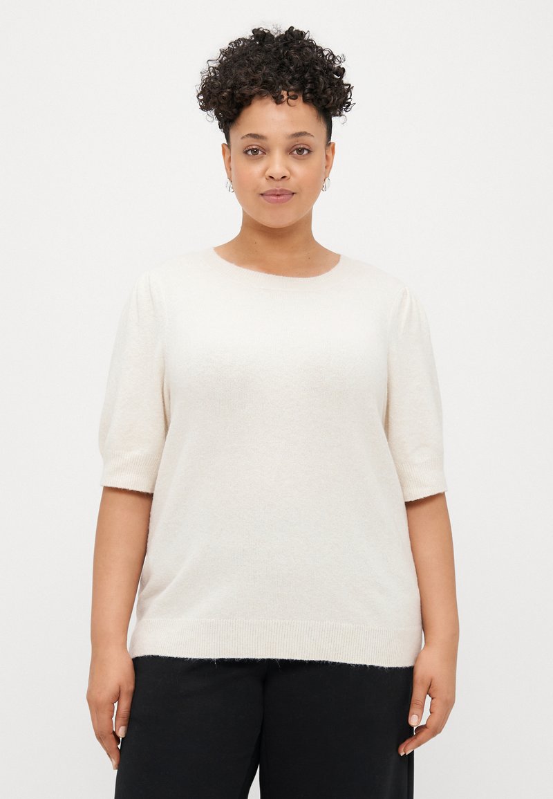 Ανοιχτό μπεζ κοντομάνικο πουλόβερ με στρογγυλή λαιμόκοψη, μαλακή υφή και άνετη εφαρμογή. Διαθέτει ραβδωτές μανσέτες και στρίφωμα.