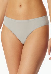 Hellgraue Baumwollunterhose mit glatter Textur, niedrigem Schnitt und dünnem elastischem Bund. Minimale Nähte und keine sichtbaren Muster.