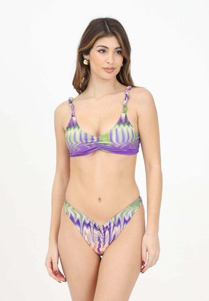 Completo bikini con un motivo a onde viola e verde, realizzato in tessuto morbido. Il top presenta dettagli arricciati e spalline annodate; il fondo ha un taglio a vita bassa.