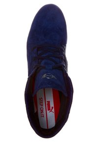 Granatowe zamszowe buty z zawiązywaniem, z markową wkładką i okrągłym noskiem. Teksturowana cholewka i wyściełany kołnierz dla wygody.