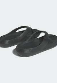 Svarta gummiflip-flops med strukturerad sula och delad tådesign, med rundade kanter och en lätt konstruktion.