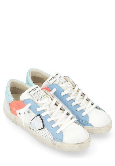 Sneakers da uomo a bassa punta in pelle bianca con accenti blu, corallo e grigio, caratterizzati da pannelli testurizzati e lacci bianchi piatti.